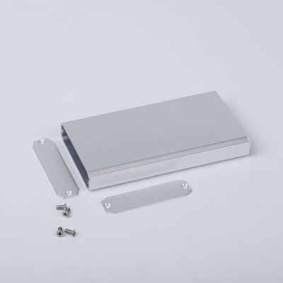 52 * 13 * 110 มิลลิเมตร สามารถปรับแต่ง Flat อลูมิเนียม Case ในสีเงิน สําหรับอิเล็กทรอนิกส์ PCB การติดตั้ง
