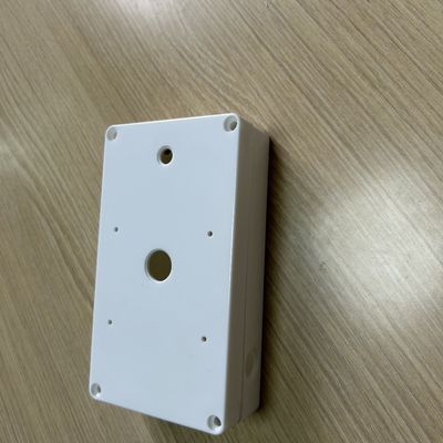 กล่องพลาสติกโพลีคาร์บอเนตสีขาวทนทานต่อสภาพอากาศภายนอกอาคารพร้อมสารป้องกันรังสียูวีสำหรับอุปกรณ์อิเล็กทรอนิกส์